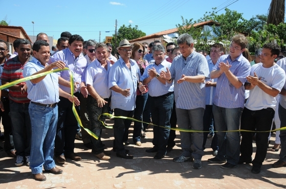 Manoel Emídio inaugura Casa da Juventude com a presença do Governador Zé Filho - Imagem 1