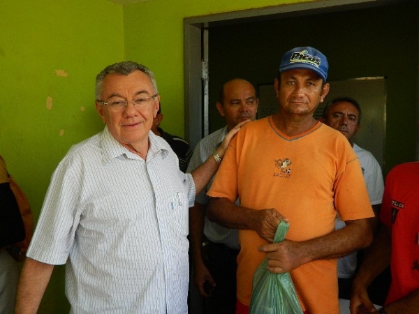 Prefeito Kleber Eulálio entrega Equipamento de Proteção Individual aos garis - Imagem 3