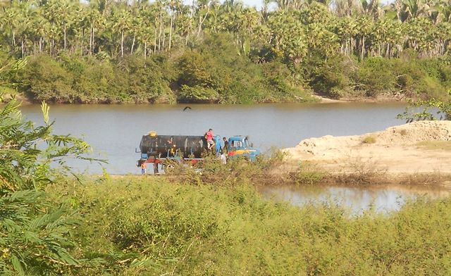 DENUNCIA: Carro Limpa Fossa é flagrado poluindo o Rio de Esperantina