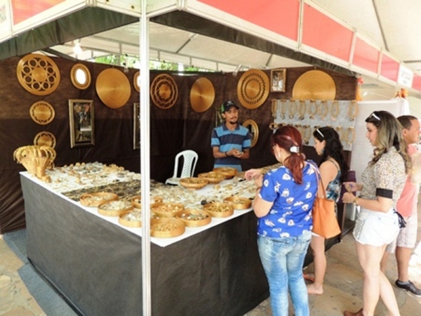 Artesãos organizam estantes para participar da feira de artesanato promovida pelo Sebrae - Imagem 4
