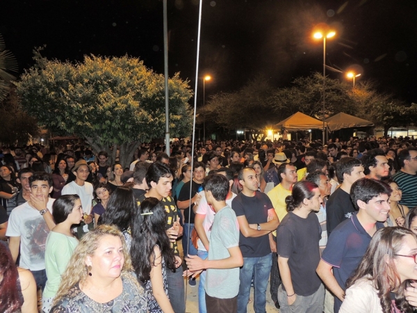 Público prestigia 1ª noite do Festival de Inverno e interage com a cantora Céu - Imagem 24