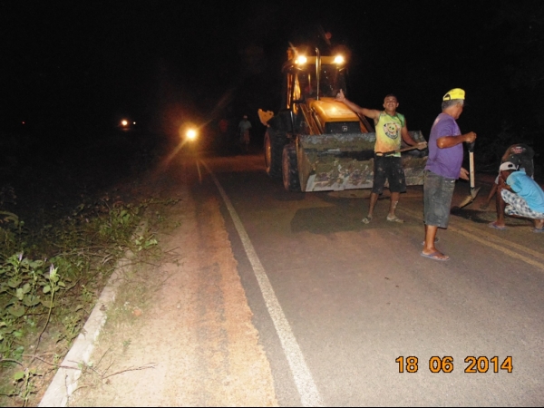 Prefeito Zé Resende inicia e participa de operação tapa-buraco - Imagem 9
