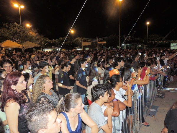 Público prestigia 1ª noite do Festival de Inverno e interage com a cantora Céu - Imagem 23