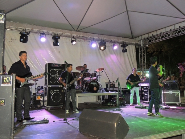 Público prestigia 1ª noite do Festival de Inverno e interage com a cantora Céu - Imagem 12