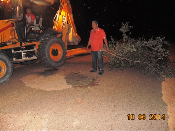 Prefeito Zé Resende inicia e participa de operação tapa-buraco - Imagem 3