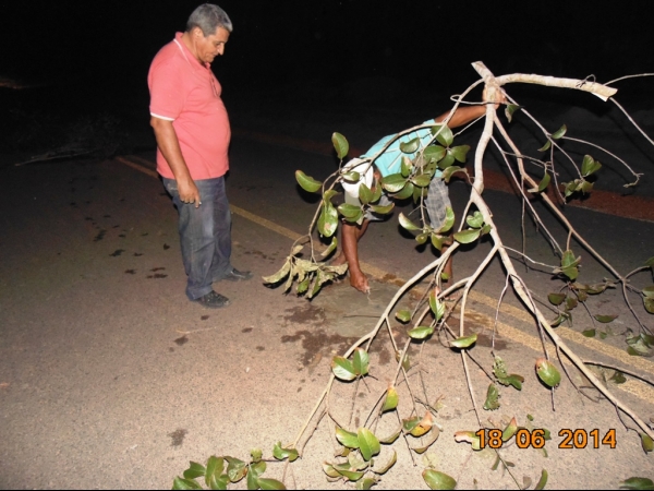 Prefeito Zé Resende inicia e participa de operação tapa-buraco - Imagem 15