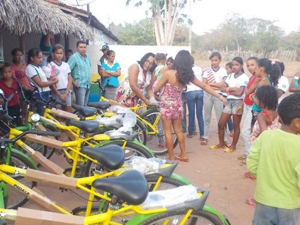 Prefeita Gadocha entrega bicicletas para alunos da Comunidade São Mateus - Imagem 2