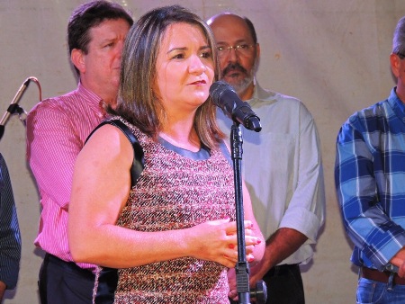 Público prestigia 1ª noite do Festival de Inverno e interage com a cantora Céu