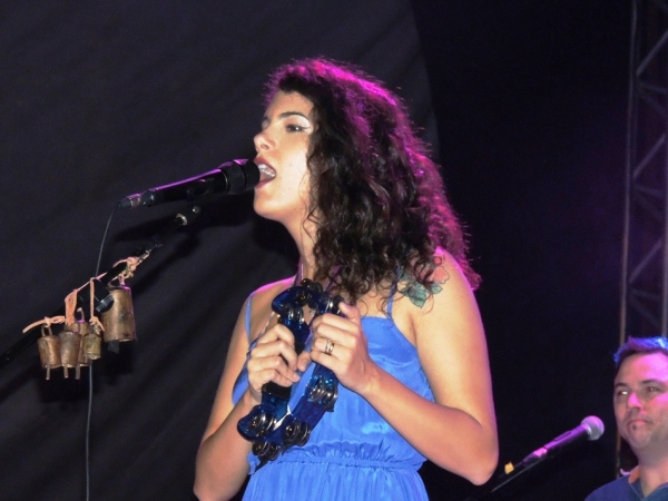 Público prestigia 1ª noite do Festival de Inverno e interage com a cantora Céu - Imagem 18