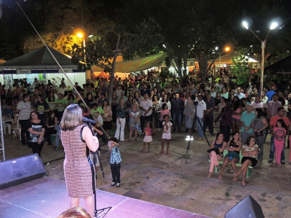 Público prestigia 1ª noite do Festival de Inverno e interage com a cantora Céu - Imagem 5