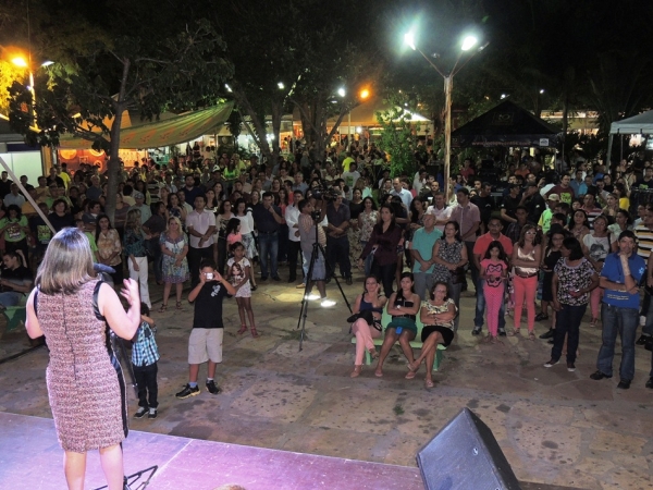 Público prestigia 1ª noite do Festival de Inverno e interage com a cantora Céu - Imagem 7