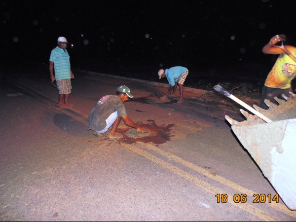 Prefeito Zé Resende inicia e participa de operação tapa-buraco - Imagem 13
