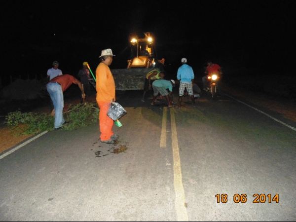 Prefeito Zé Resende inicia e participa de operação tapa-buraco - Imagem 22