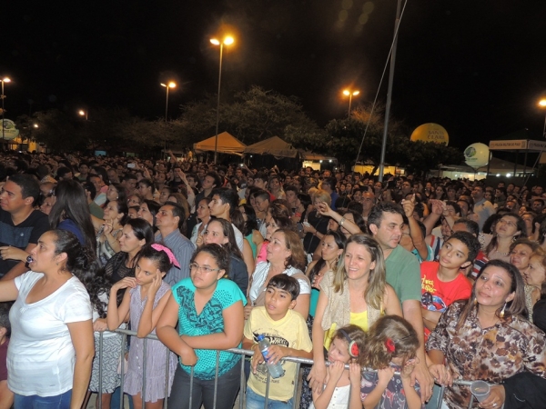 Toquinho faz o público cantar e se emocionar cantando clássicos da MPB - Imagem 51