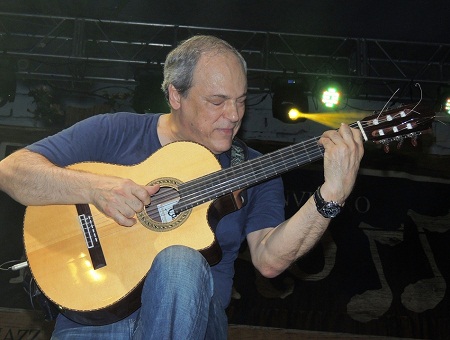 Toquinho faz o público cantar e se emocionar cantando clássicos da MPB