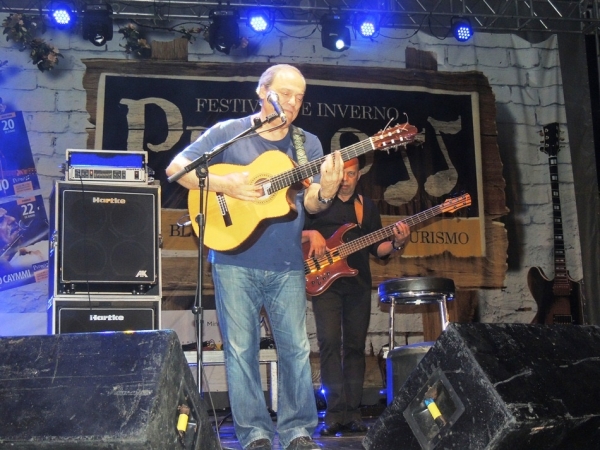 Toquinho faz o público cantar e se emocionar cantando clássicos da MPB - Imagem 38