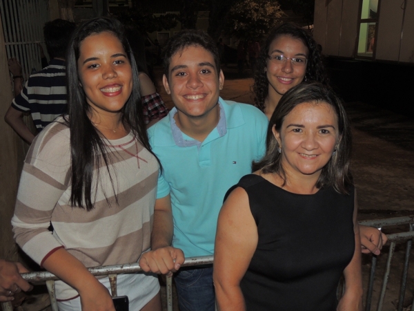 Toquinho faz o público cantar e se emocionar cantando clássicos da MPB - Imagem 35