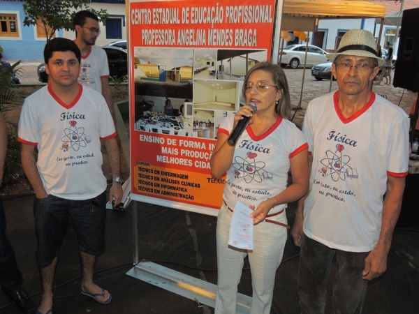 Público prestigia feira da CEEP com demonstrações práticas de física  - Imagem 15