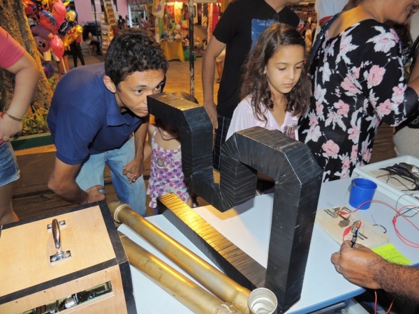 Público prestigia feira da CEEP com demonstrações práticas de física  - Imagem 19