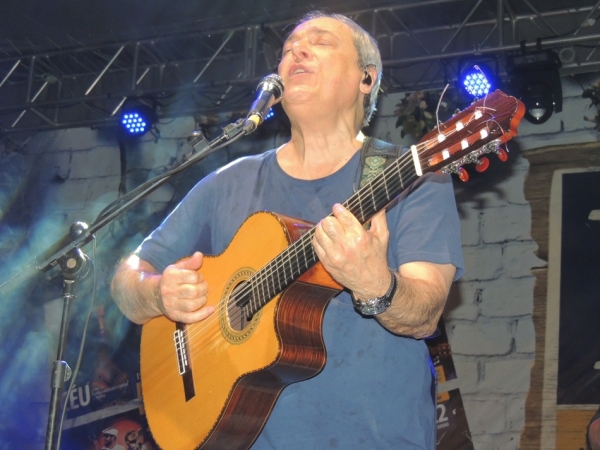 Toquinho faz o público cantar e se emocionar cantando clássicos da MPB - Imagem 36