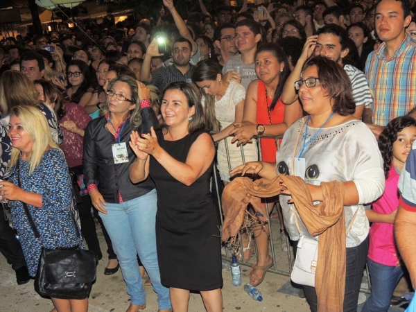 Toquinho faz o público cantar e se emocionar cantando clássicos da MPB - Imagem 45