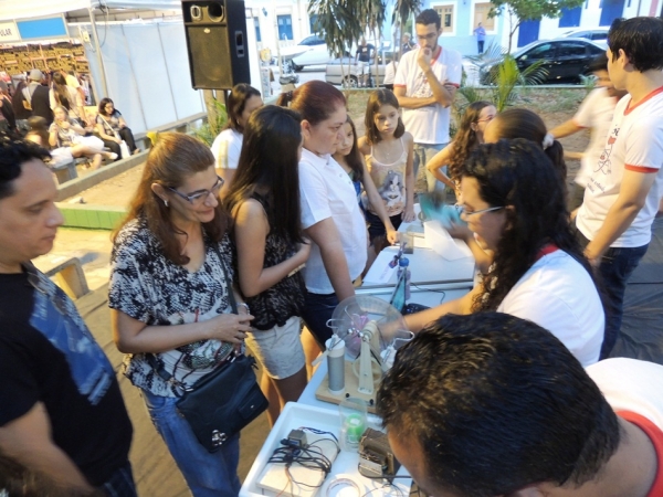 Público prestigia feira da CEEP com demonstrações práticas de física  - Imagem 20