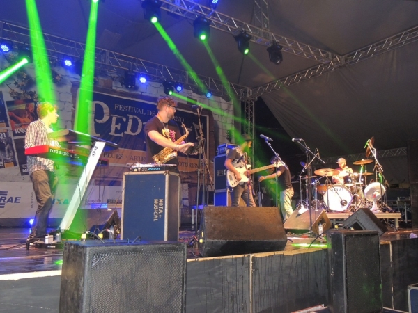 Toquinho faz o público cantar e se emocionar cantando clássicos da MPB - Imagem 6