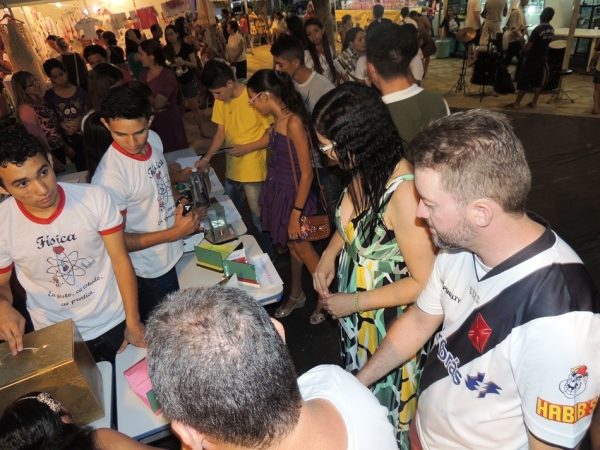Público prestigia feira da CEEP com demonstrações práticas de física  - Imagem 26