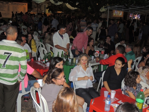 Toquinho faz o público cantar e se emocionar cantando clássicos da MPB - Imagem 18