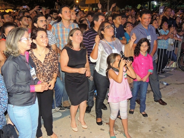 Toquinho faz o público cantar e se emocionar cantando clássicos da MPB - Imagem 57