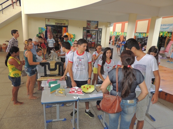 Público prestigia feira da CEEP com demonstrações práticas de física  - Imagem 37