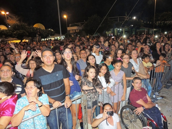Toquinho faz o público cantar e se emocionar cantando clássicos da MPB - Imagem 41