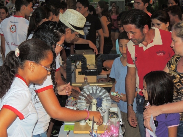 Público prestigia feira da CEEP com demonstrações práticas de física  - Imagem 10