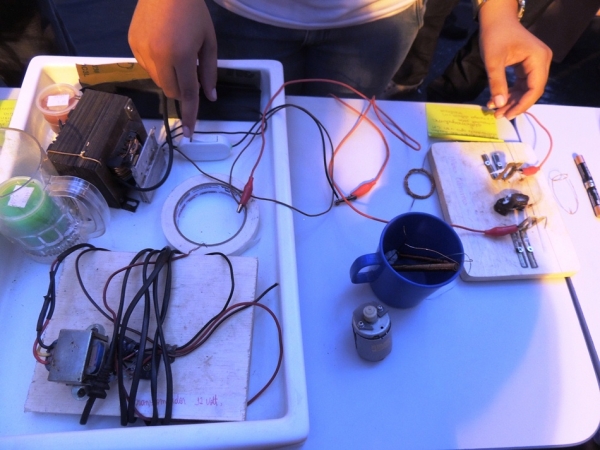 Público prestigia feira da CEEP com demonstrações práticas de física  - Imagem 28