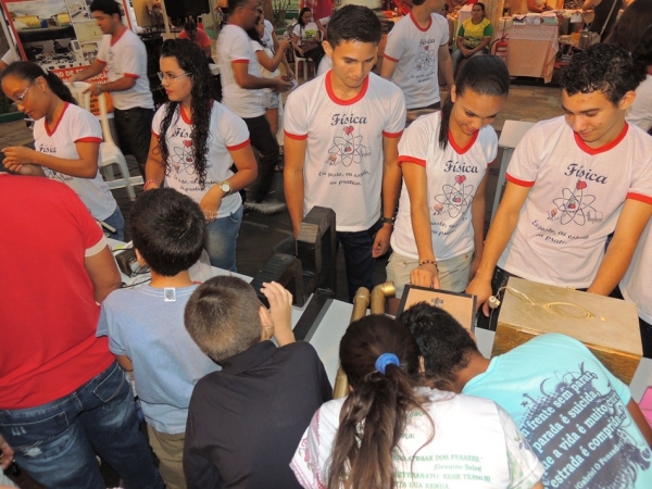 Público prestigia feira da CEEP com demonstrações práticas de física  - Imagem 4