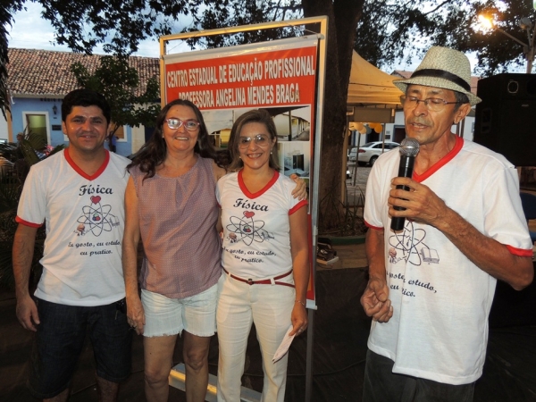 Público prestigia feira da CEEP com demonstrações práticas de física  - Imagem 21