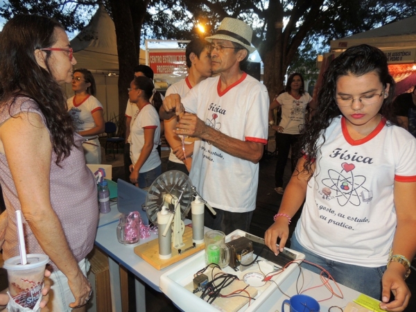 Público prestigia feira da CEEP com demonstrações práticas de física  - Imagem 29