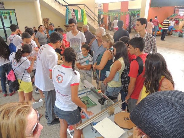 Público prestigia feira da CEEP com demonstrações práticas de física  - Imagem 36