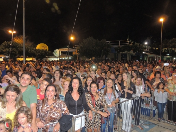 Toquinho faz o público cantar e se emocionar cantando clássicos da MPB - Imagem 52