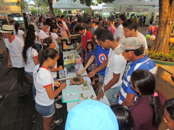 Público prestigia feira da CEEP com demonstrações práticas de física  - Imagem 1