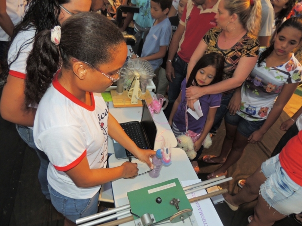 Público prestigia feira da CEEP com demonstrações práticas de física  - Imagem 9