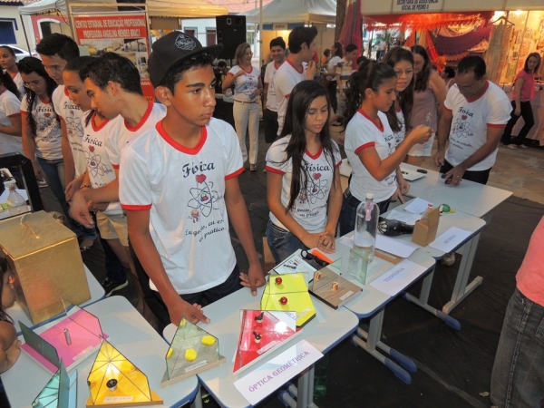 Público prestigia feira da CEEP com demonstrações práticas de física  - Imagem 6
