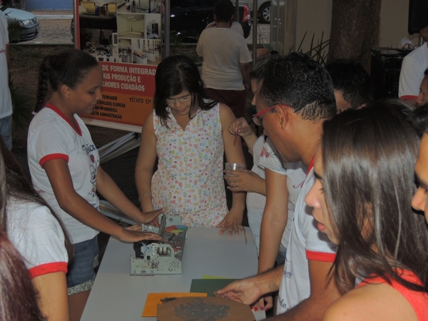 Público prestigia feira da CEEP com demonstrações práticas de física  - Imagem 13