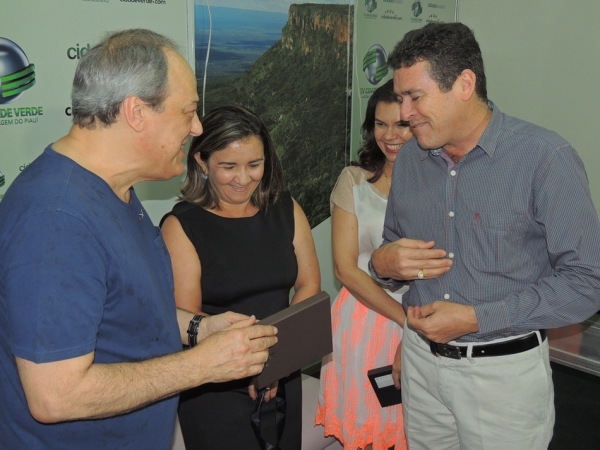 Toquinho faz o público cantar e se emocionar cantando clássicos da MPB - Imagem 30