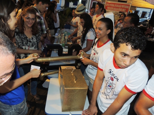 Público prestigia feira da CEEP com demonstrações práticas de física  - Imagem 25
