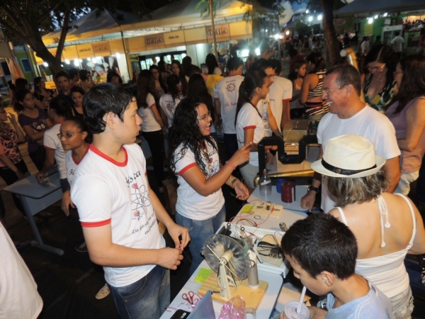 Público prestigia feira da CEEP com demonstrações práticas de física  - Imagem 32