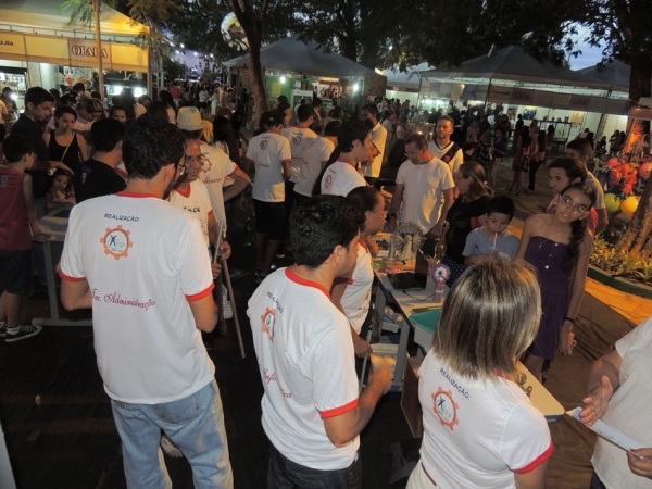 Público prestigia feira da CEEP com demonstrações práticas de física  - Imagem 33