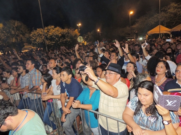 Toquinho faz o público cantar e se emocionar cantando clássicos da MPB - Imagem 43