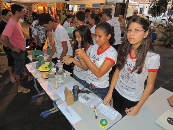 Público prestigia feira da CEEP com demonstrações práticas de física  - Imagem 8