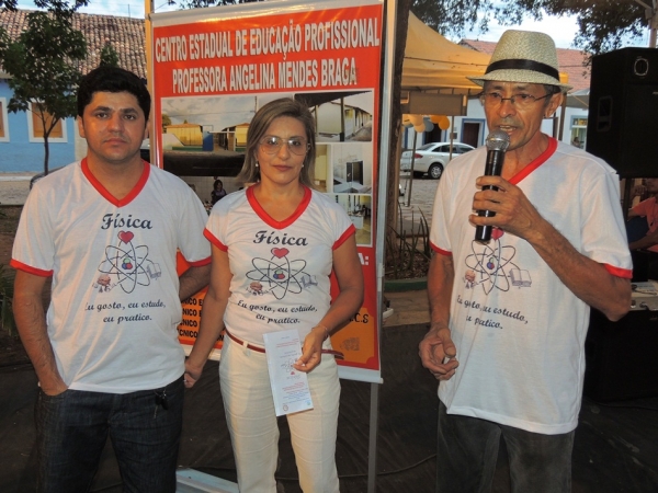 Público prestigia feira da CEEP com demonstrações práticas de física  - Imagem 16